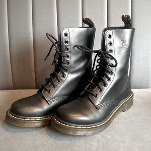 Like new 1460 Women’s size 7 Dr Martens